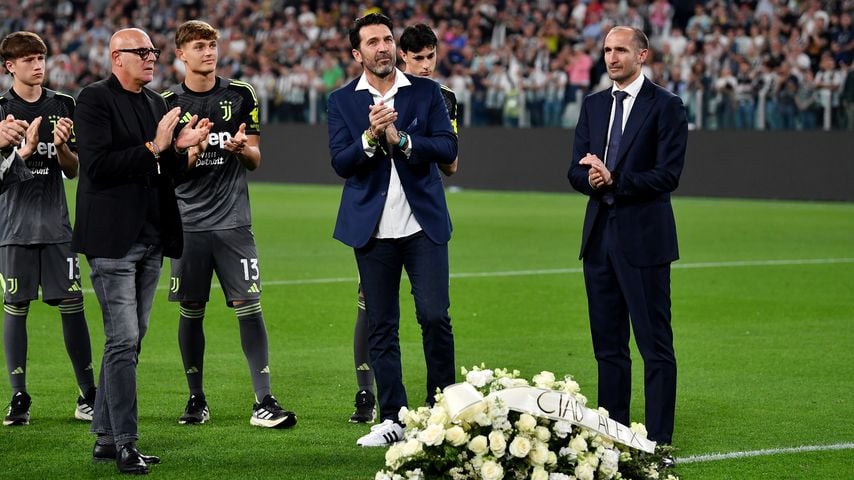 Blumen und Trikots: Juventus Turin ehrt Alex Manninger (†49)