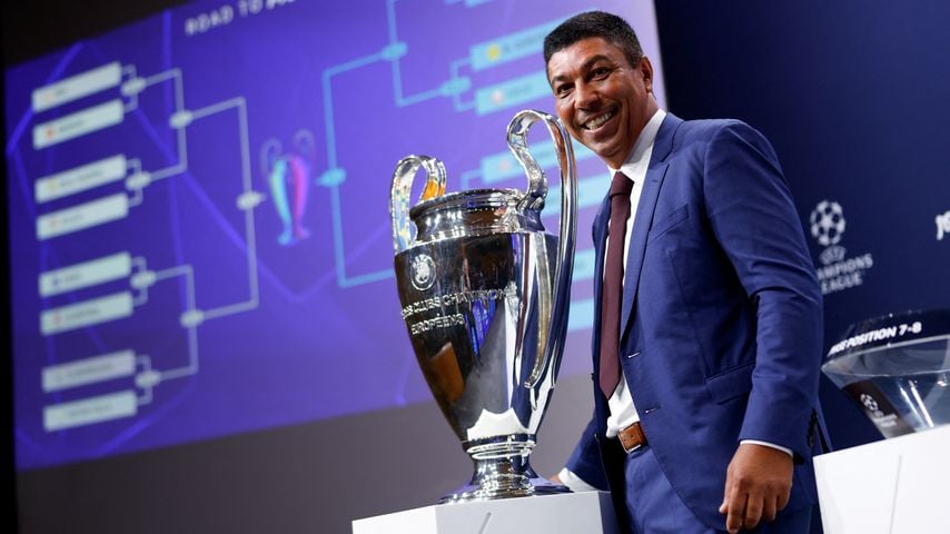Giovane Elber posiert mit dem Europapokal vor der Auslosung des Champions-League-Achtelfinals 2024/25 in Nyon