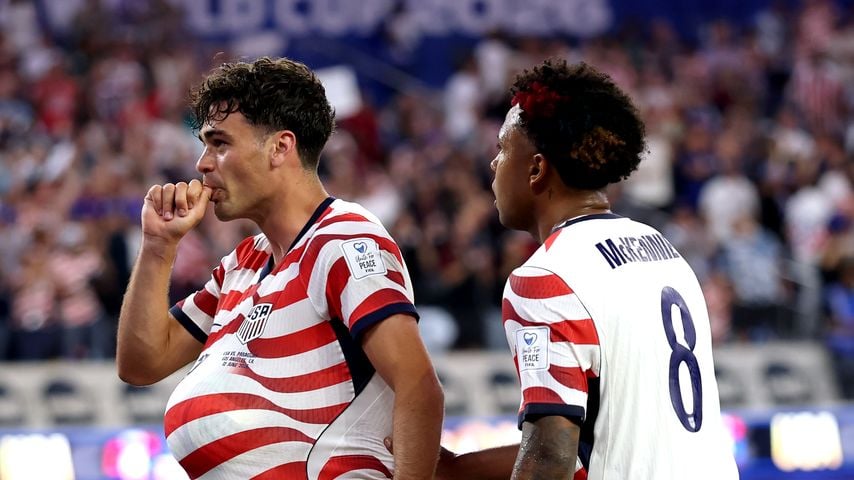 Giovanni Reyna jubelt mit Weston McKennie nach seinem vierten Tor für die USA gegen Paraguay bei der WM 2026 in Los Angeles