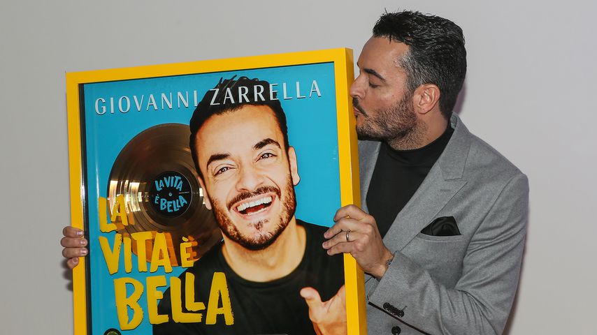 Giovanni Zarrella küsst seine goldene Schalplatte beim Schlagerbooom in Dortmund, November 2019