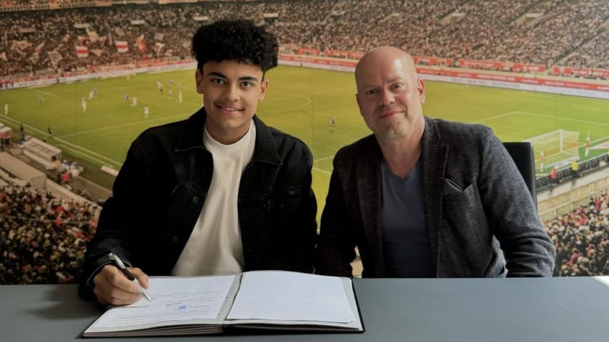 Giovanni Zarrellas Sohn Gabriel unterschreibt seinen Vertrag beim VfB Stuttgart