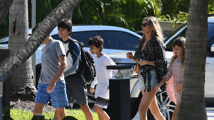 Gisele Bündchen mit ihren Kindern und Freunden ihrer Kinder