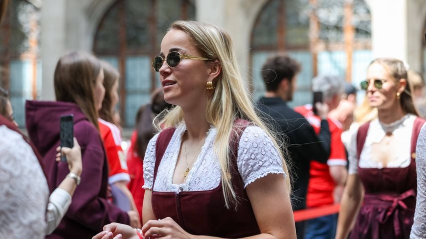 Giulia Gwinn feiert mit dem FC Bayern München Frauen die Meisterschaft in München, Mai 2026