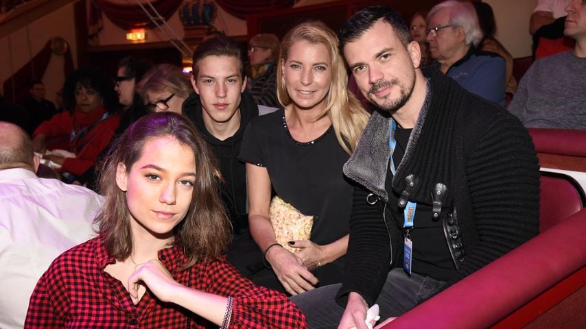 Giulia Siegel mit Freund Ludwig Heer (r.) und den Zwillingen Mia und Nathan Wehrmann