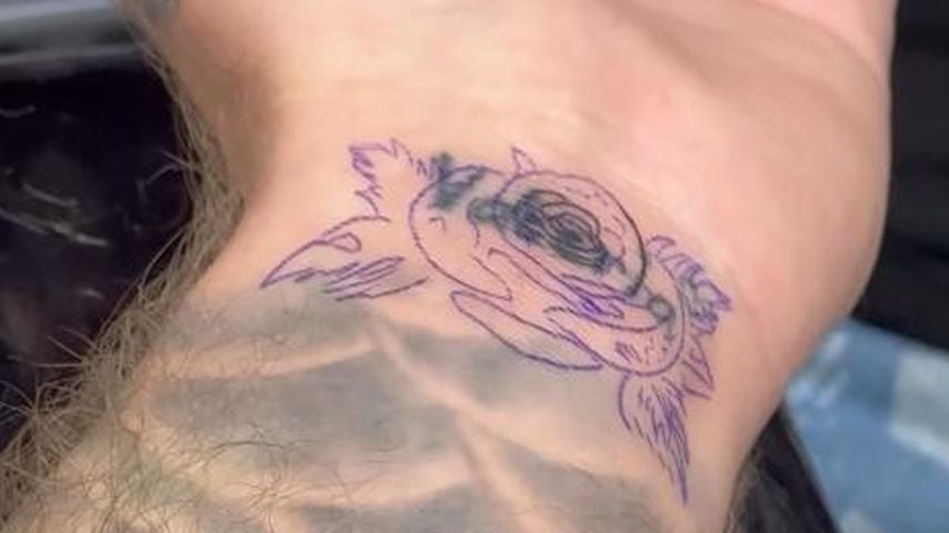 Giuliano Hediger zeigt sein neues Tattoo