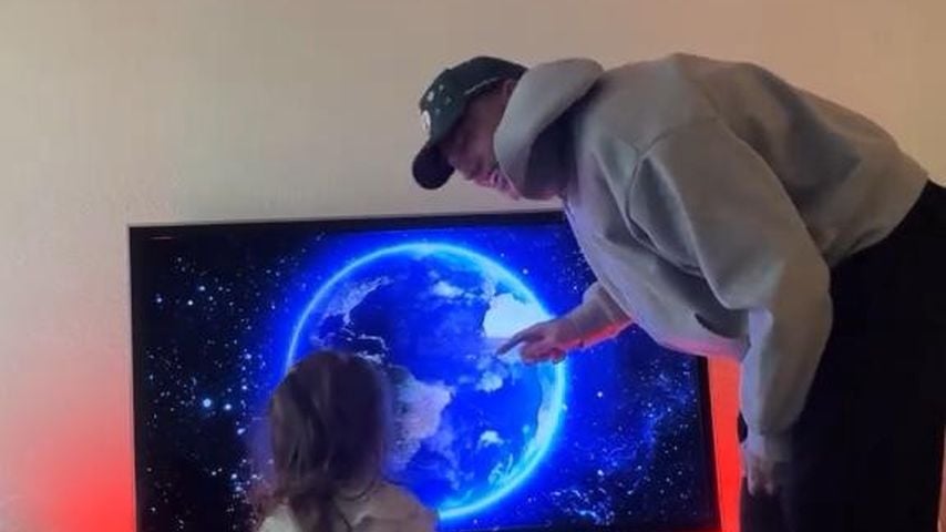 Giuliano Lorenzo Hediger zeigt Tochter Ileyna die Erde