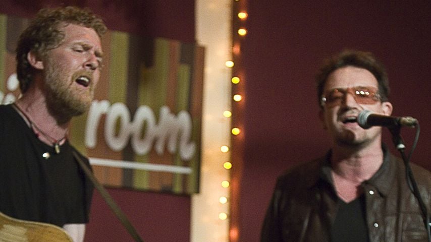 Glen Hansard und Bono feiern "Once"-Tony-Nominierungen mit einem spontanen Auftritt im The Living Room, New York, 8. Mai 2012
