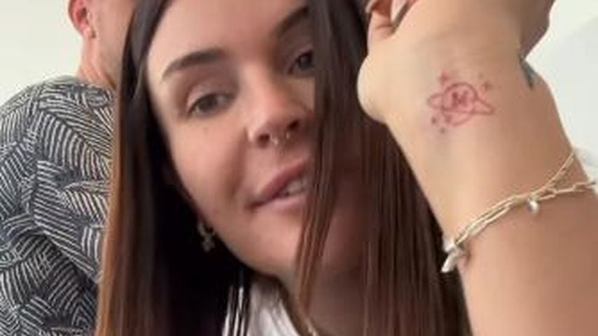 Gloria Schwesinger mit dem Liebestattoo für Micha, Oktober 2025