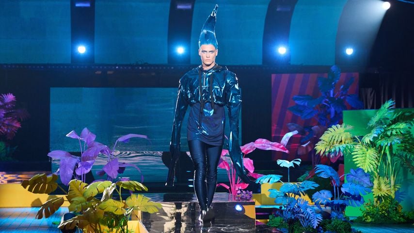 GNTM-Kandidat Louis beim Entscheidungswalk für die Top Ten