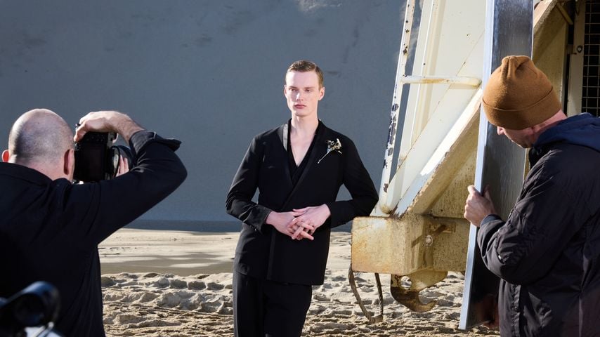 GNTM-Kandidat Louis beim Shooting für Harper's Bazaar