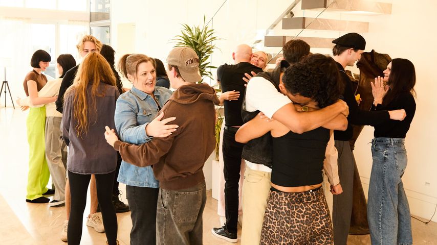 Überraschung: GNTM-Kandidaten bekommen Besuch von Familien