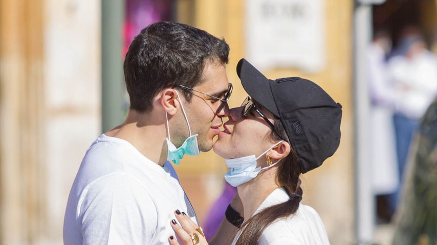 Masken ab für die Liebe: Hier knutscht Aurora ihren Goffredo
