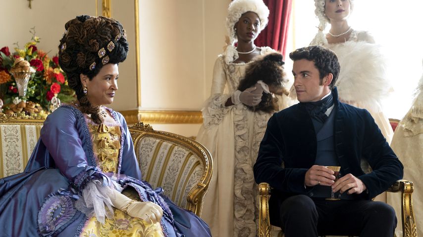 Golda Rosheuvel als Queen Charlotte und Jonathan Bailey als Anthony Bridgerton in "Bridgerton"