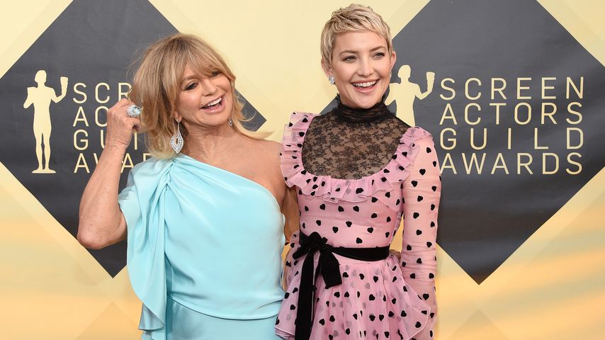 Goldie Hawn & Kate Hudson: Tennis im Abendkleid