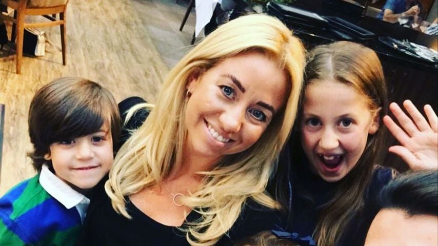 Grace Adams-Short und Mikey Dalton mit ihren Kinder im Dezember 2021
