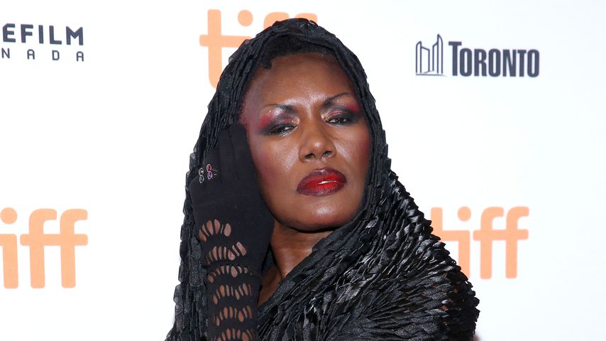 Hammer Frau! Grace Jones rockt fast nackt das Festival!