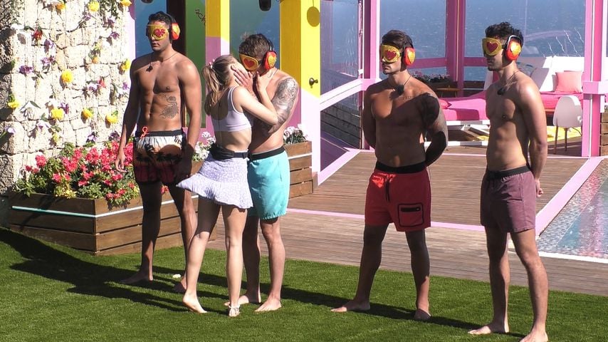 Die "Love Island"-Stars bei einer Kuss-Challenge