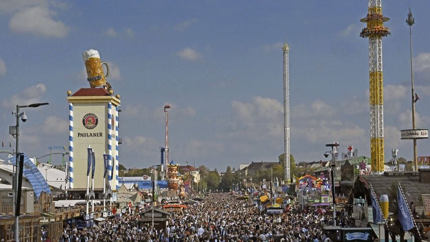 Oktoberfestbesucher auf dem 191. Oktoberfest auf der Theresienwiese in München, 04.10.2026