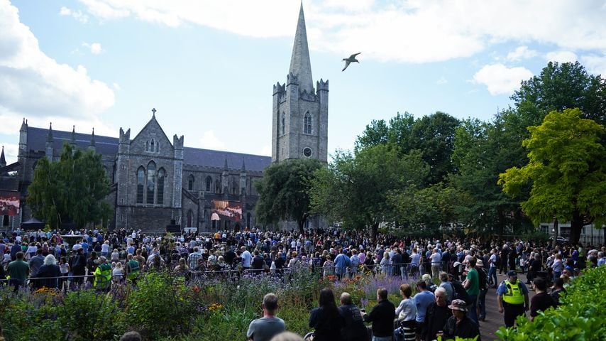 Trauergäste vor St Patrick's Cathedral beim Begräbnis von Glen Hansard in Dublin