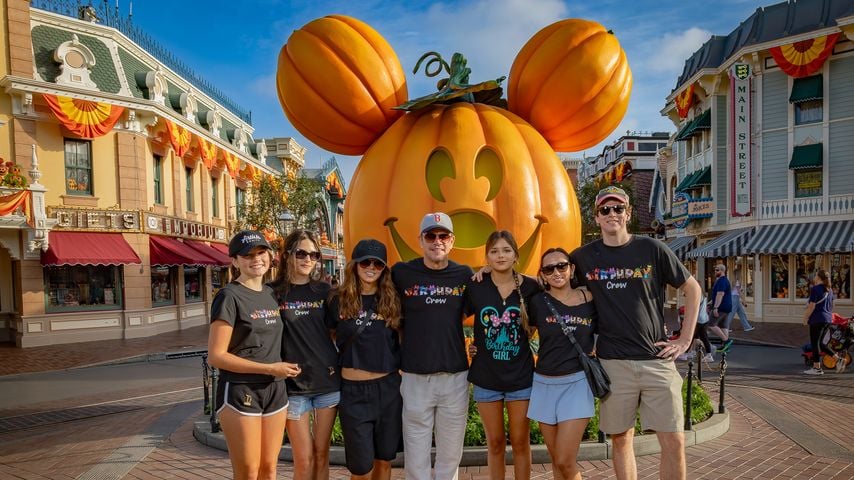 Matt Damon und seine Familie im Disneyland