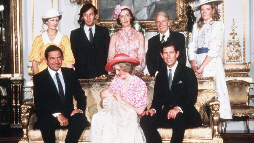 Prinzessin Diana und Prinz Charles (u. Mitte) mit ihrem Sohn William bei dessen Taufe