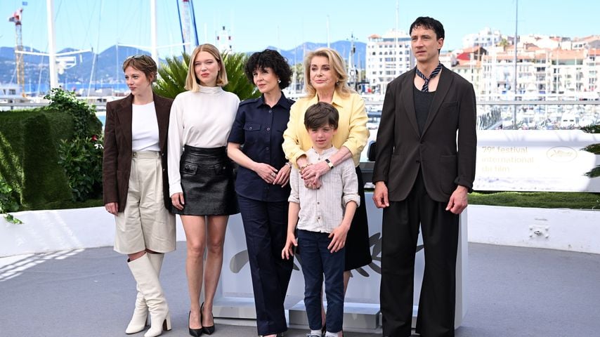 Jella Haase, Léa Seydoux, Marie Kreutzer, Malo Blanchet, Catherine Deneuve und Laurence Rupp beim "Gentle Monster" Photocall in Cannes