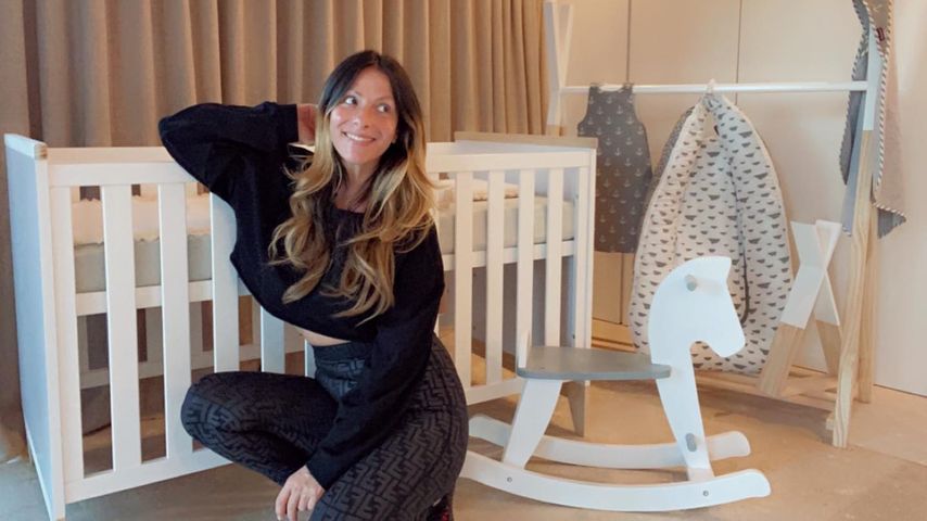Gülcan Kamps im Zimmer ihres Babys