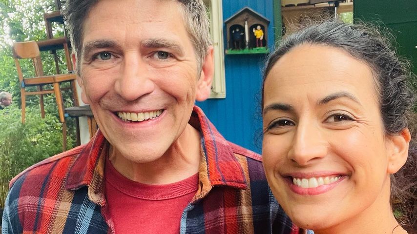 Guido Hammesfahr und Sanam Afrashteh vor dem "Löwenzahn"-Bauwagen