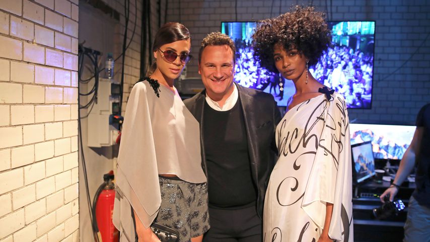 Guido Maria Kretschmer mit zwei Models bei der Berlin Fashion Week 2019