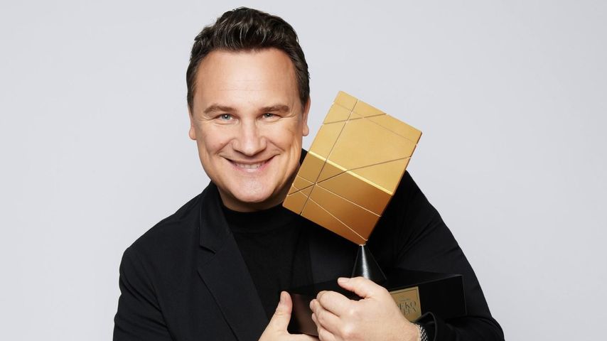 Guido Maria Kretschmer mit dem "Guidos Deko Queen"-Pokal
