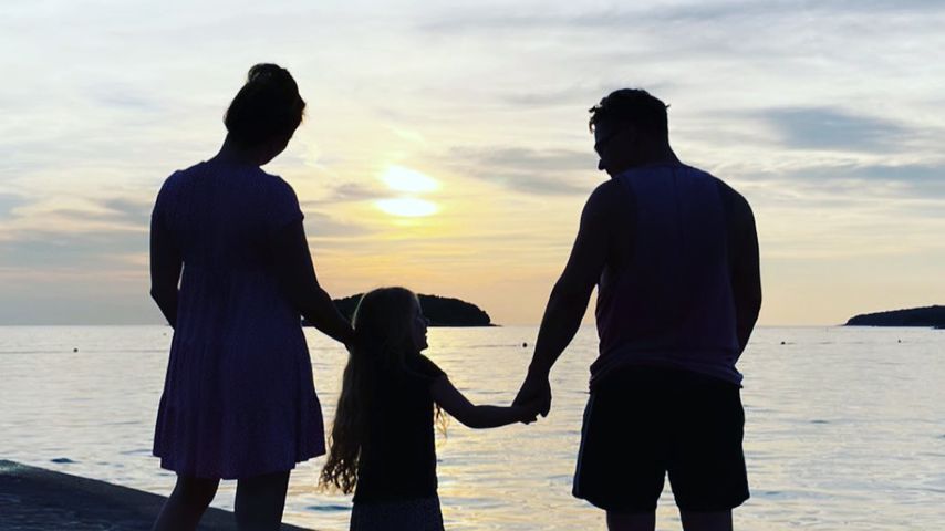 Gustav Schäfer mit seiner Frau Linda und seiner Tochter, Juni 2021
