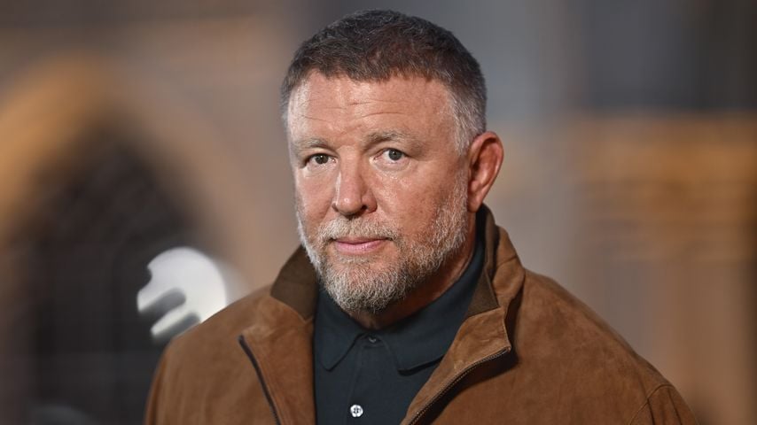 Guy Ritchie besucht "The Gentlemen"-Premiere mit Sohn & Frau