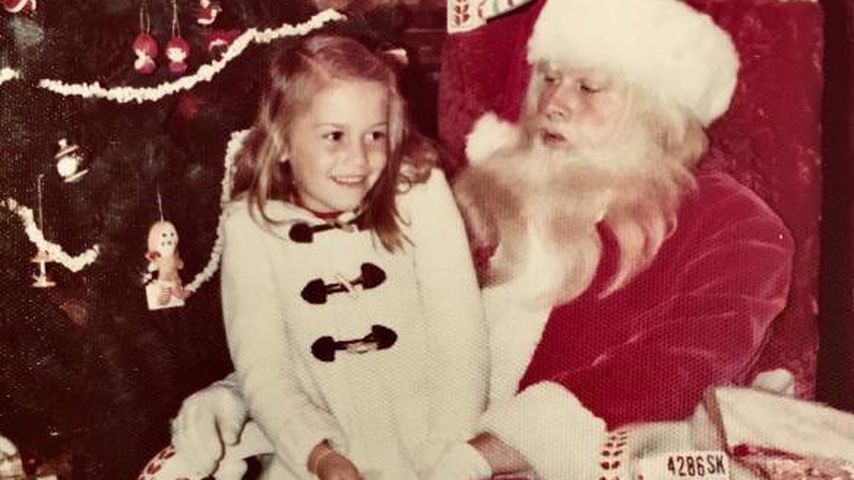 Welcher Popstar sitzt denn hier auf Santa Claus' Schoß?