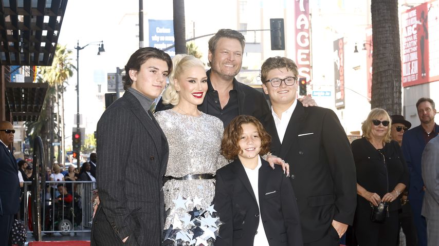 Gwen Stefani mit Blake Shelton und ihren Kids Kingston, Apollo und Zuma (von l. nach r.)