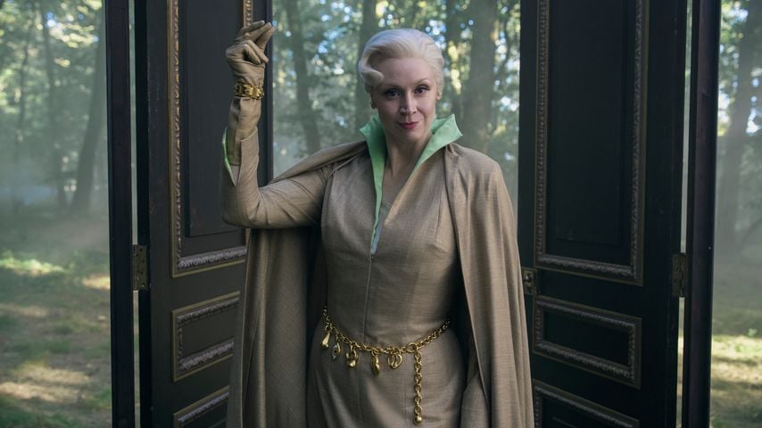 Gwendoline Christie als Principal Weems in "Wednesday", Staffel 2