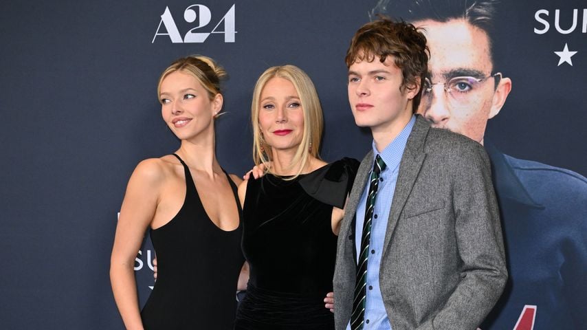Apple Martin mit Gwyneth Paltrow und Moses Martin bei der New Yorker Premiere von "Marty Supreme", 16. Dezember 2025