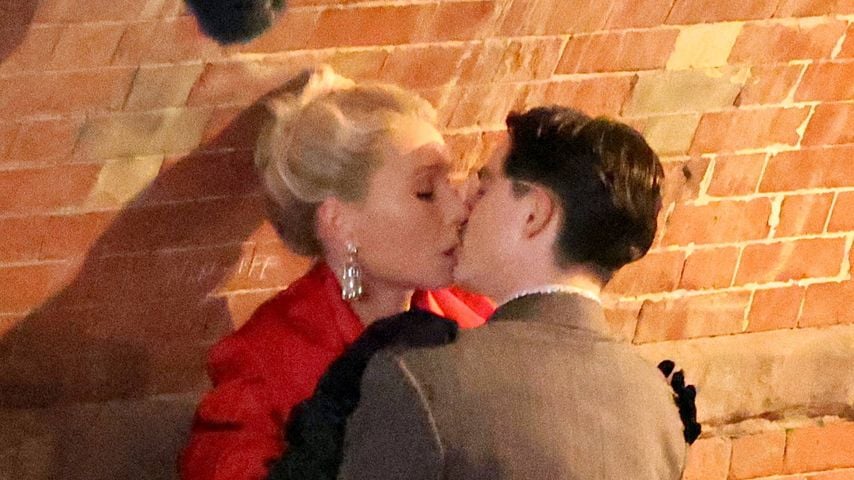 Am Set von Marty Supreme in New York küssen sich Gwyneth Paltrow und Timothée Chalamet während einer Szene