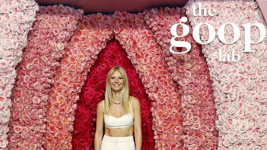 Gwyneth Paltrow vor einer Blumen-Vagina Wand in L.A. im Januar 2020