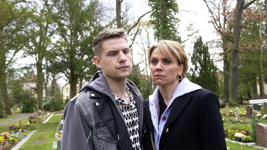 GZSZ-Moritz (Lennart Borchert) und Yvonne (Gisa Zach) bei Lauras (Chryssanthi Kavazi) Beerdigung