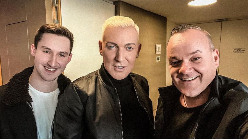 H.P. Baxxter (M.) mit seinen Bandkollegen Marc Blou (l.) und Jay Frog, Januar 2023