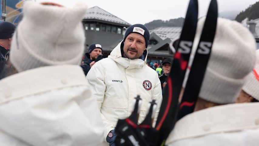 Haakon, Kronprinz von Norwegen, spricht mit Skilangläuferinnen nach der 4 x 7,5 km Staffel bei den Winterspielen Milano Cortina 2026