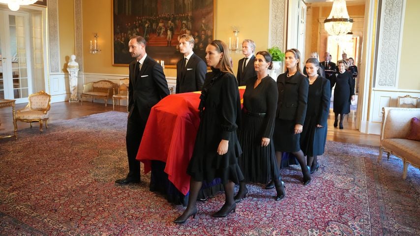 Letzter Weg: Norwegische Royals tragen König Haralds Sarg
