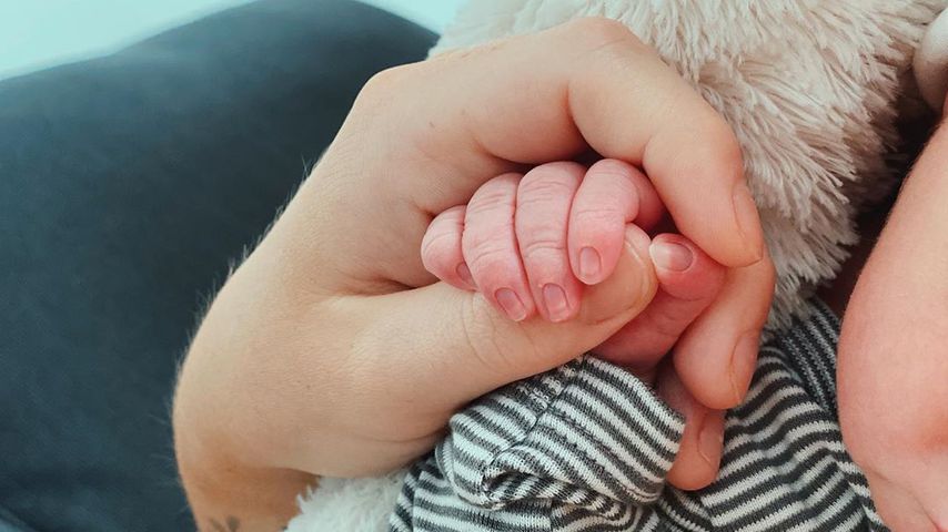 Händchen von Leonardo Florian Thiele, Sohn von YouTuberin Julita