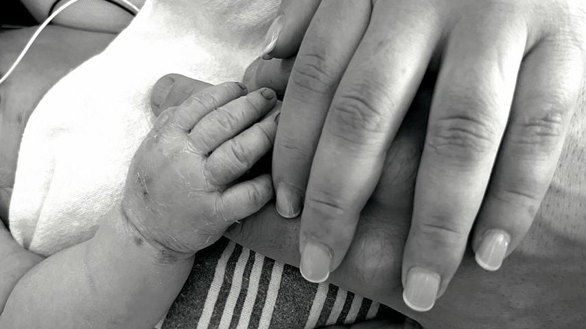 Hände von Alex Vesia, seiner Frau Kayla und seiner verstorbenen Tochter Sterling