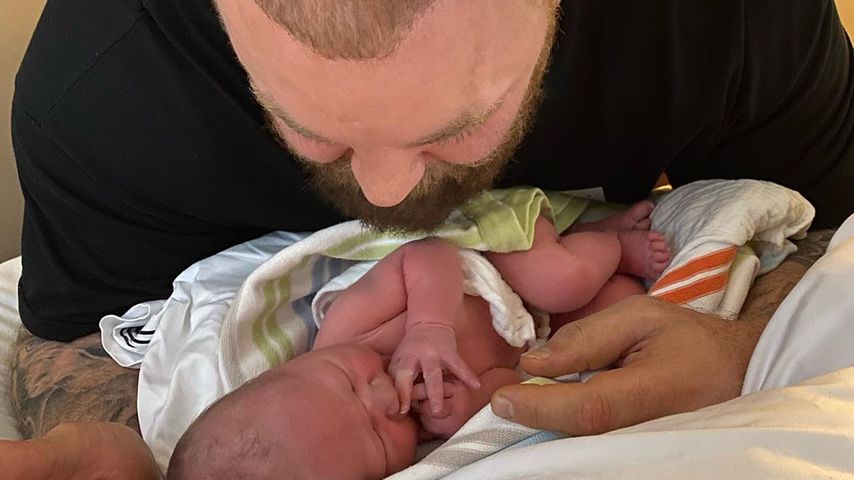Hafthor Julius Björnsson mit seinem Sohn