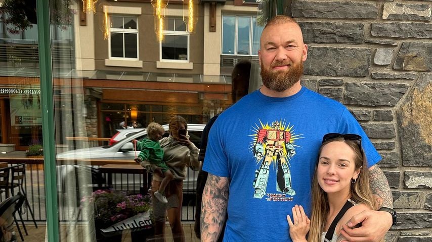 Hafthor Julius Björnsson und seine Frau Kelsey im Juli 2023