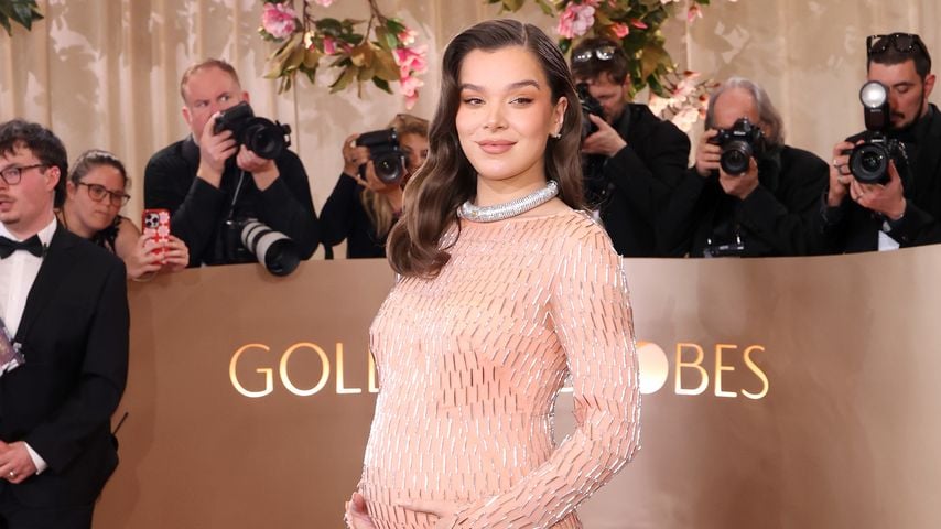 Hailee Steinfeld zeigt Babybauch bei den Golden Globes 2026