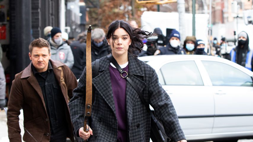 Hailee Steinfeld und Jeremy Renner am Set von "Hawkeye"