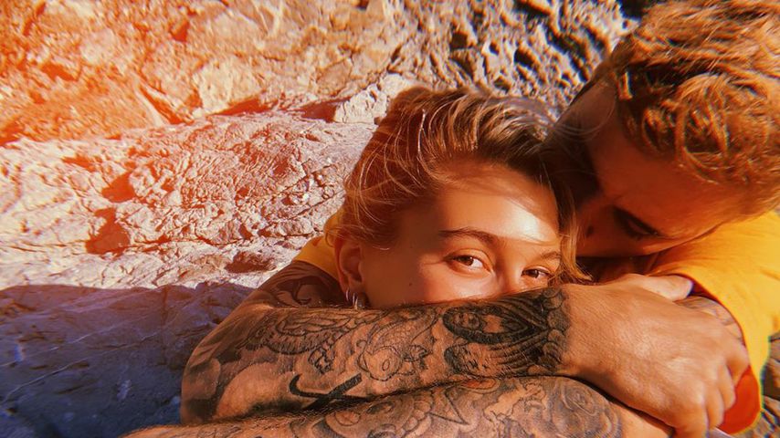 Ein Jahr Ehe: Hailey & Justin Bieber kuscheln am Strand