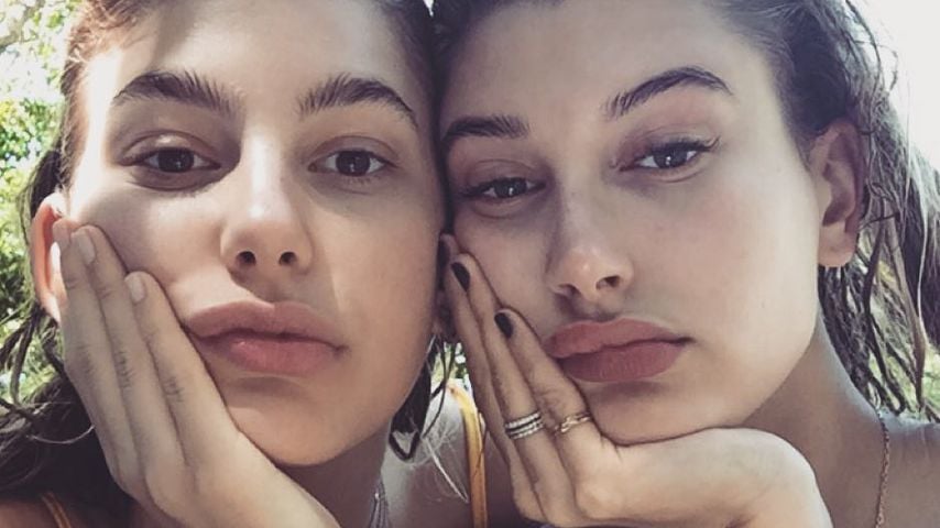 Hailey Bieber und Freundin im März 2016